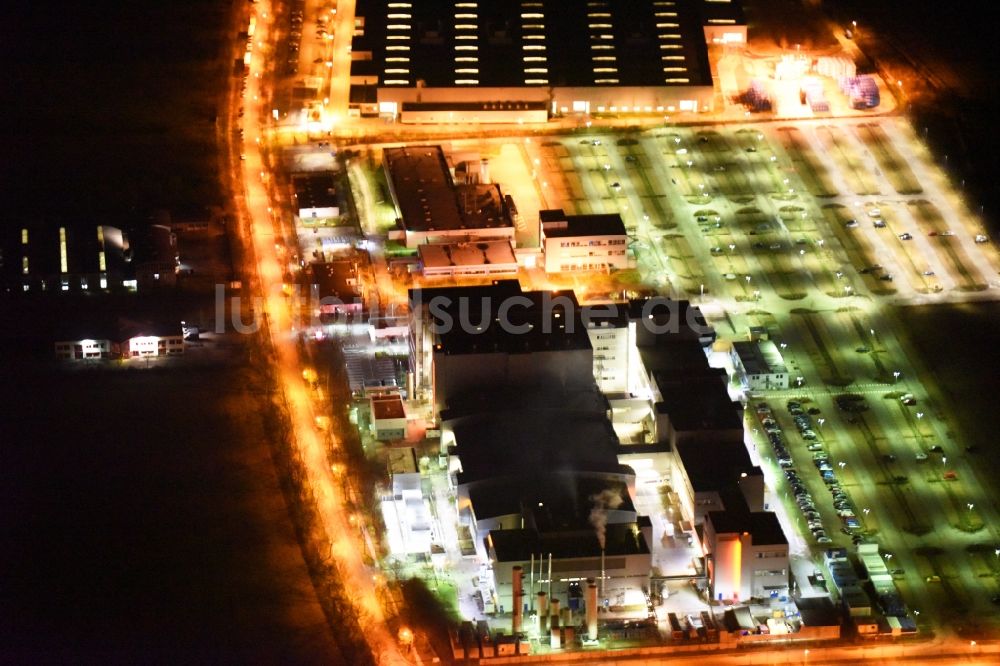 Regensburg bei Nacht aus der Vogelperspektive: Nachtluftbild vom Werksgelände der OSRAM Opto Semiconductors GmbH in Regensburg im Bundesland Bayern