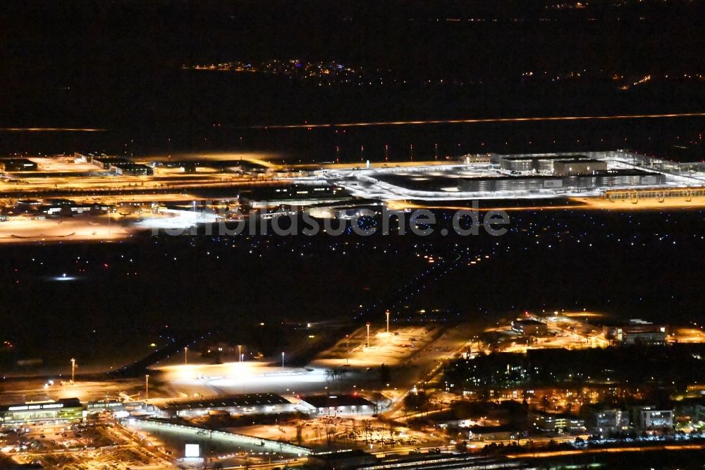 Schönefeld bei Nacht von oben - Nachtluftbild von Gelände und Hauptgebäude des internationalen Verkehrs- Flughafen Berlin-Schönefeld SXF in Schönefeld im Bundesland Brandenburg