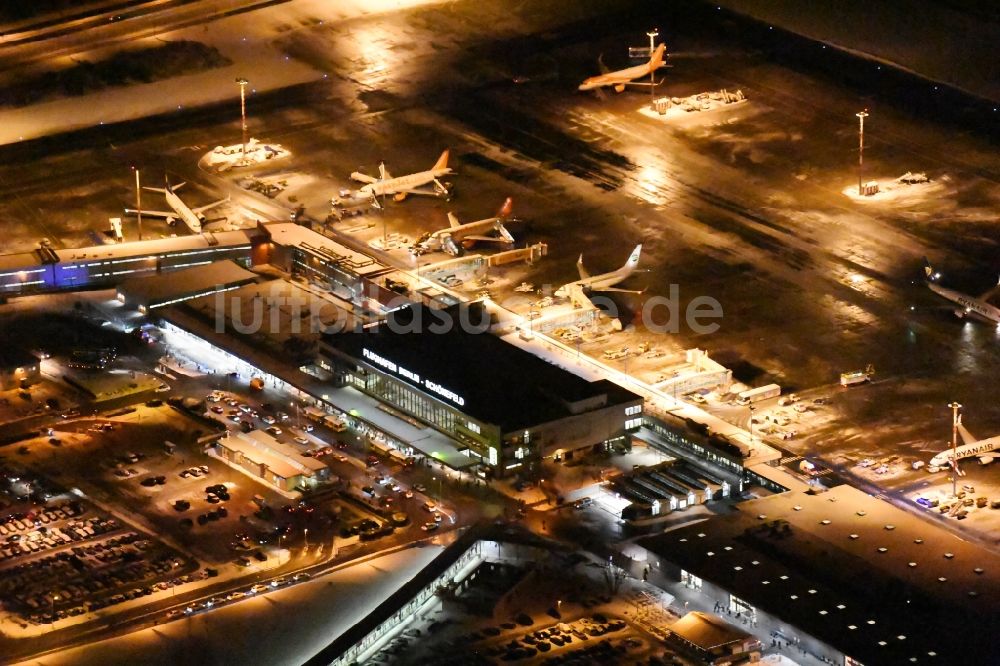 Nachtluftbild Schönefeld - Nachtluftbild von Gelände und Hauptgebäude des internationalen Verkehrs- Flughafen Berlin-Schönefeld SXF in Schönefeld im Bundesland Brandenburg