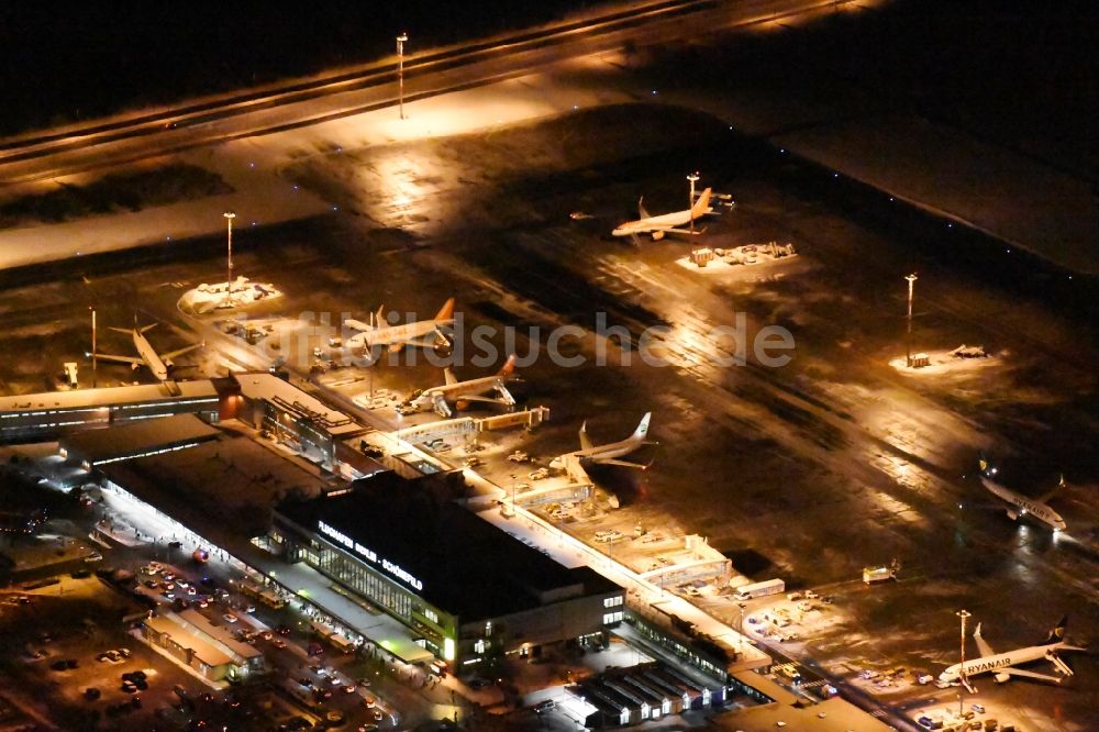 Nacht-Luftaufnahme Schönefeld - Nachtluftbild von Gelände und Hauptgebäude des internationalen Verkehrs- Flughafen Berlin-Schönefeld SXF in Schönefeld im Bundesland Brandenburg