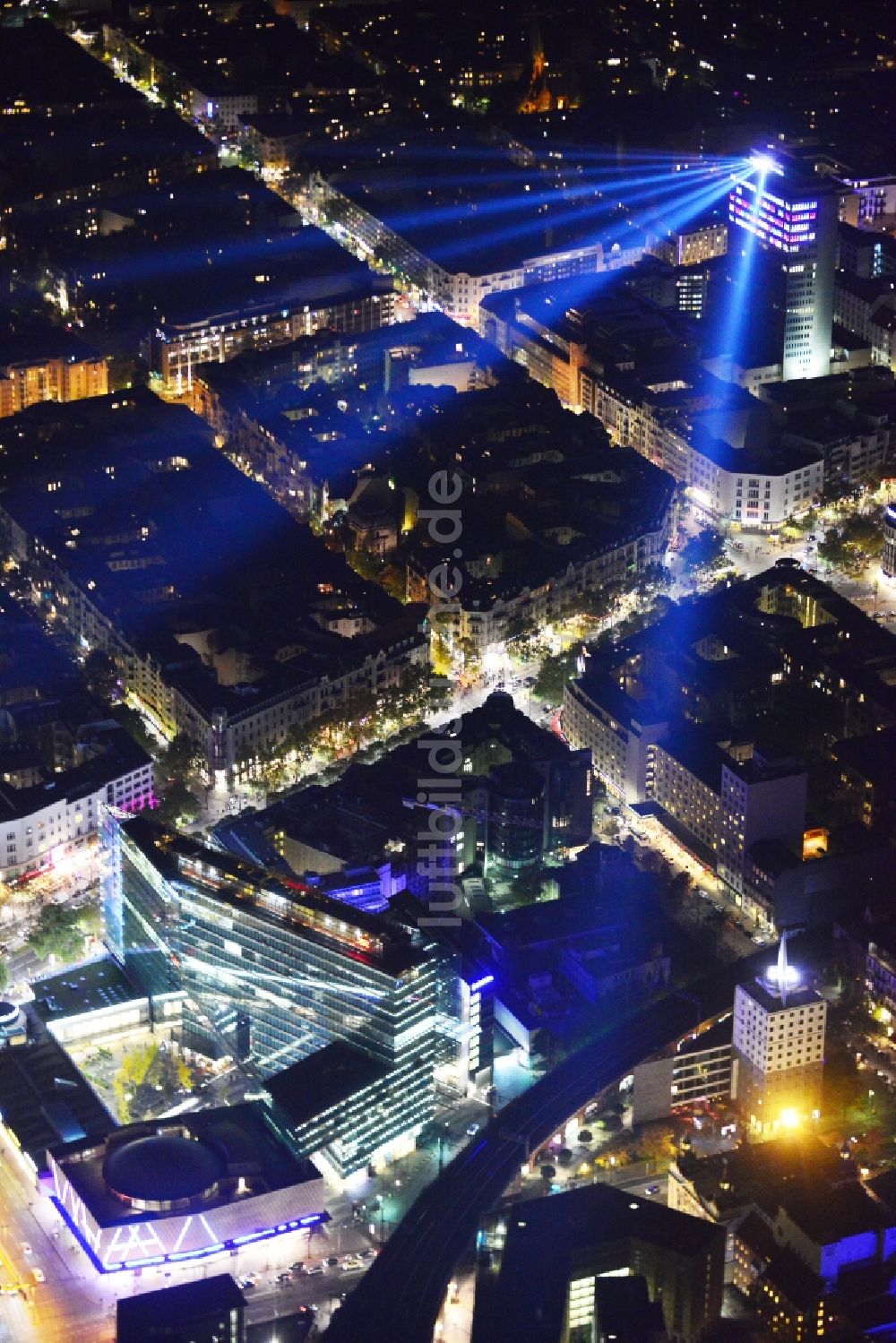 Nachtluftbild Berlin - Nachtluftbild von illuminierten Gebäuden in der City West während des Festival Of Light in Berlin Charlottenburg
