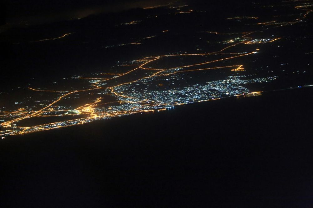 Ras Al-Khaimah bei Nacht von oben - Nachtluftbild von Ras Al Khaimah in den Vereinigten Arabischen Emiraten