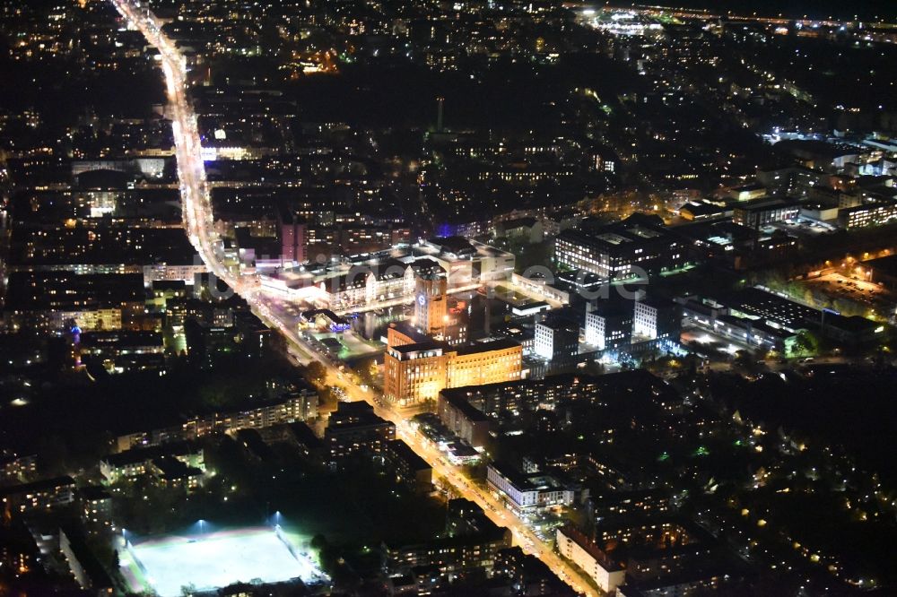 Nachtluftbild Berlin - Nachtluftbild von Ullsteinhaus und Einkaufszentrum Tempelhofer Hafen am Tempelhofer Damm in Berlin