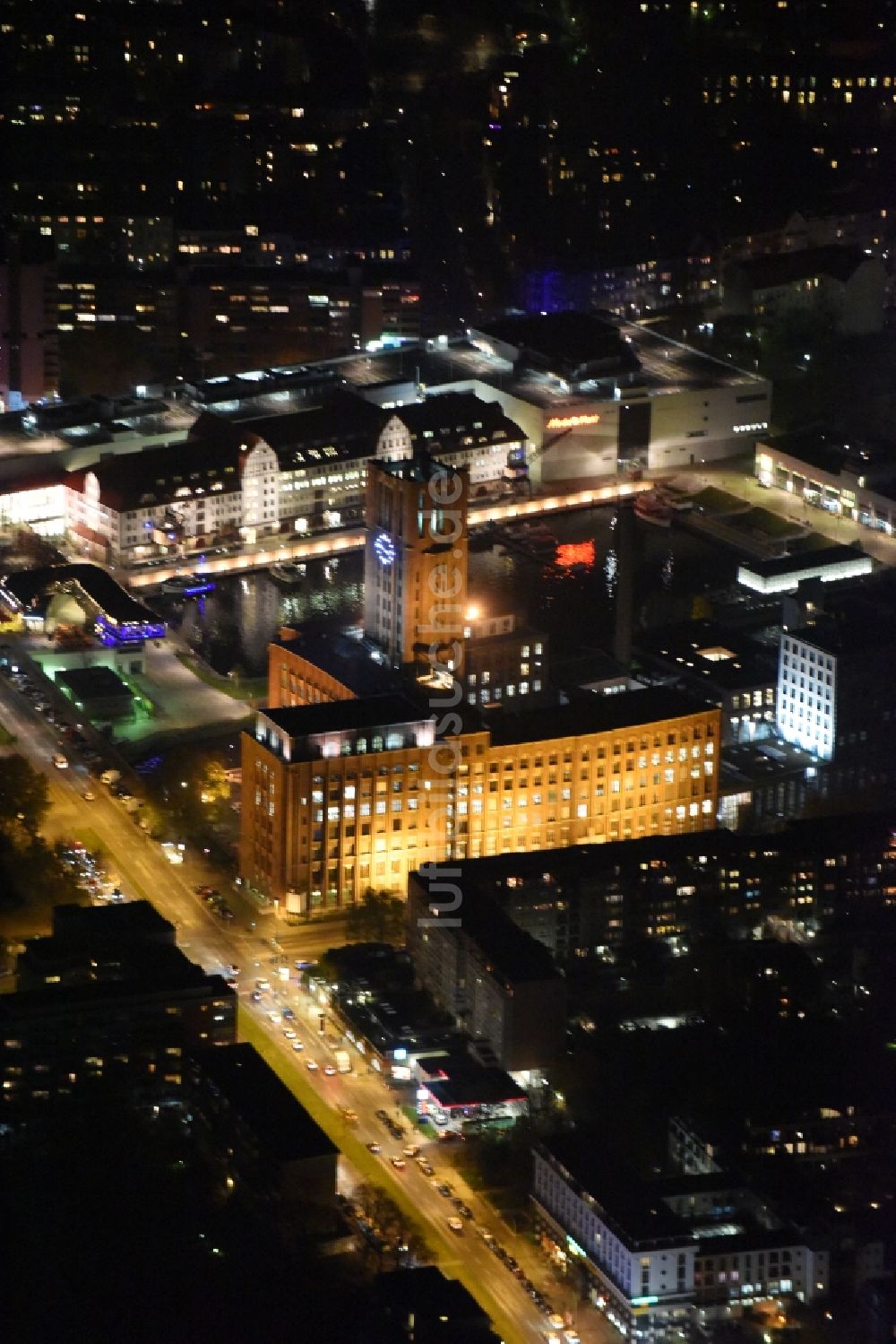 Nacht-Luftaufnahme Berlin - Nachtluftbild von Ullsteinhaus und Einkaufszentrum Tempelhofer Hafen am Tempelhofer Damm in Berlin