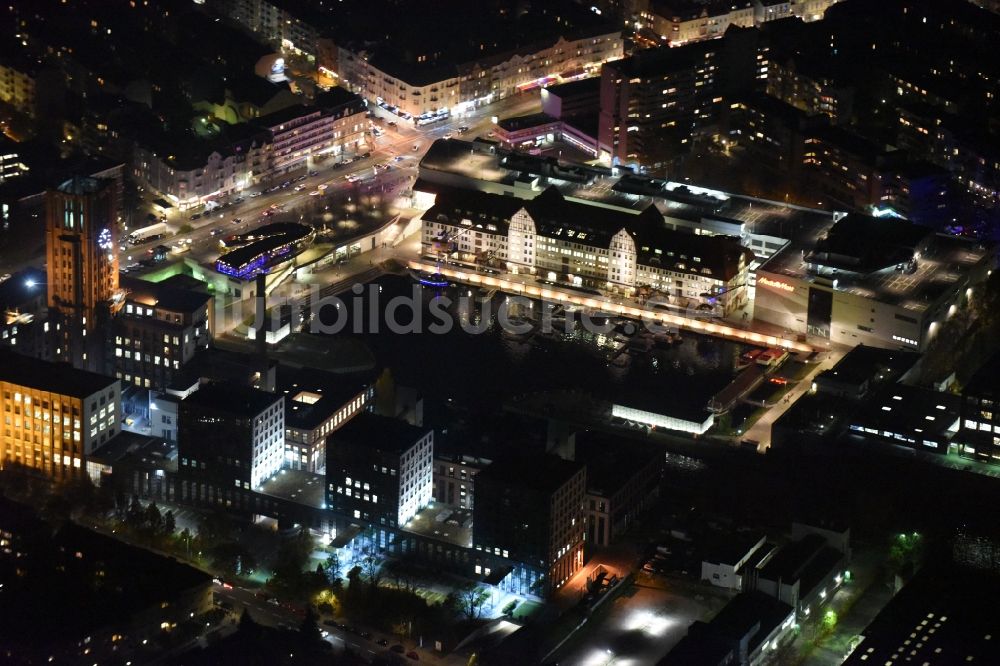 Berlin bei Nacht aus der Vogelperspektive: Nachtluftbild von Ullsteinhaus und Einkaufszentrum Tempelhofer Hafen am Tempelhofer Damm in Berlin
