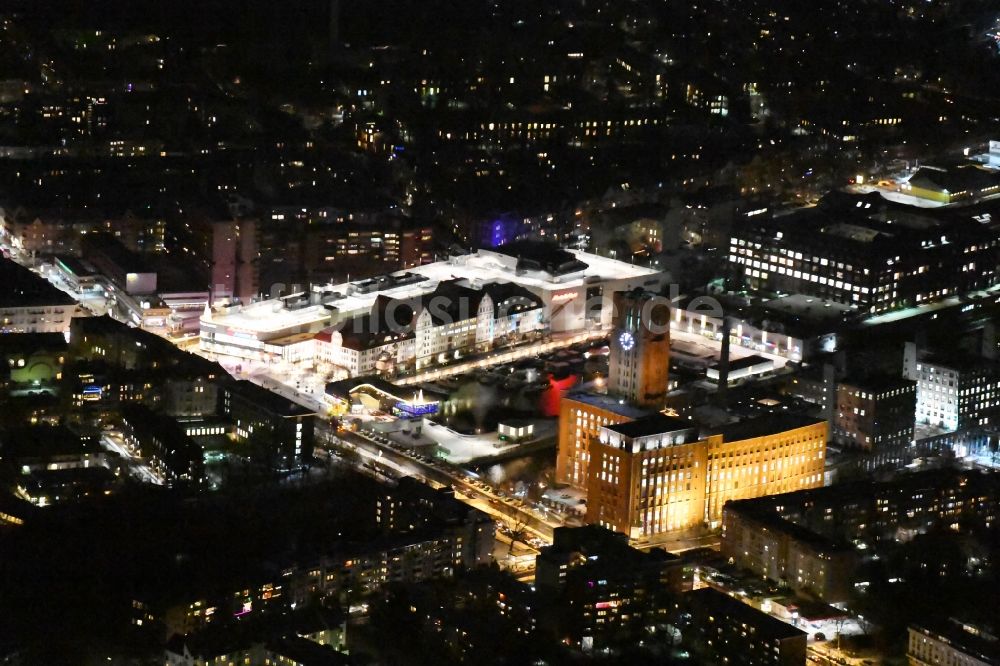 Berlin bei Nacht von oben - Nachtluftbild von Ullsteinhaus und Einkaufszentrum Tempelhofer Hafen am Tempelhofer Damm in Berlin