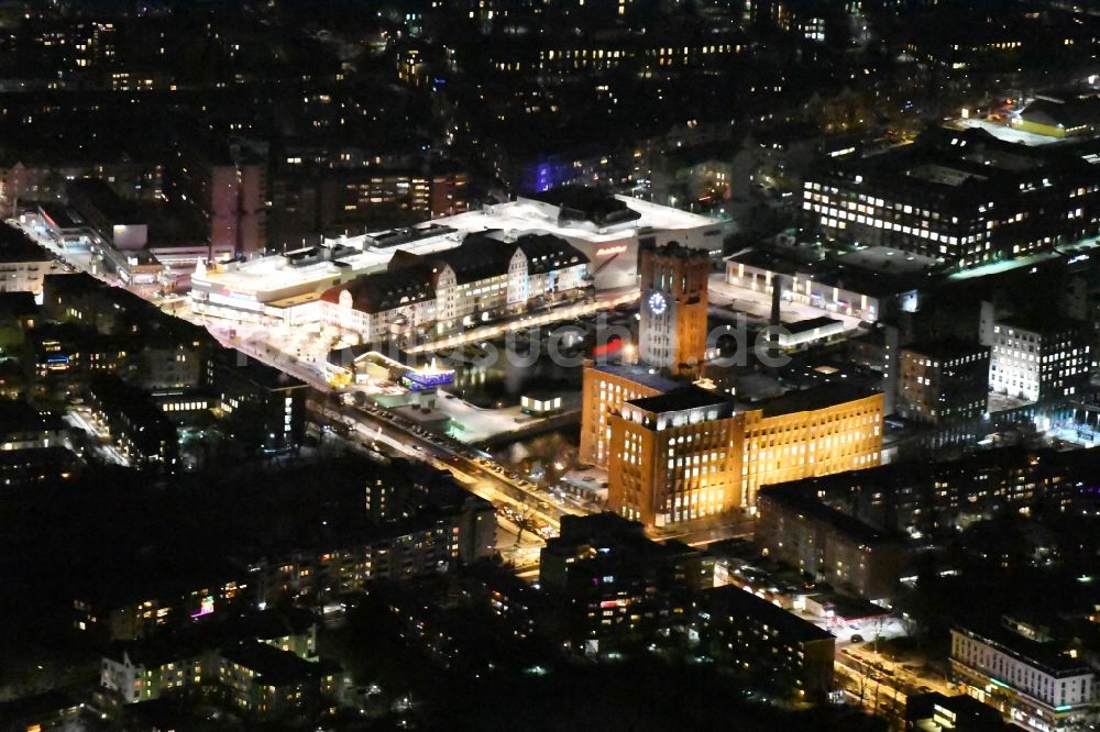 Berlin bei Nacht aus der Vogelperspektive: Nachtluftbild von Ullsteinhaus und Einkaufszentrum Tempelhofer Hafen am Tempelhofer Damm in Berlin