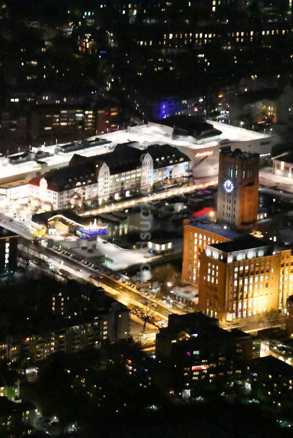 Nachtluftbild Berlin - Nachtluftbild von Ullsteinhaus und Einkaufszentrum Tempelhofer Hafen am Tempelhofer Damm in Berlin