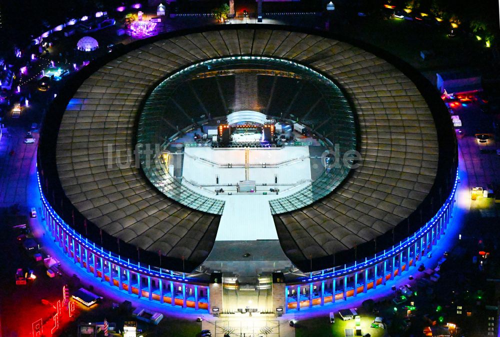Nacht-Luftaufnahme Berlin - Nachtluftbild Vorbereitung Festival Lollapalooza Veranstaltung in der Arena des Stadion Olympiastadion in Berlin