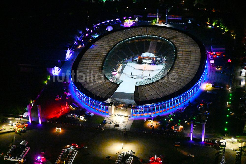Berlin bei Nacht von oben - Nachtluftbild Vorbereitung Festival Lollapalooza Veranstaltung in der Arena des Stadion Olympiastadion in Berlin