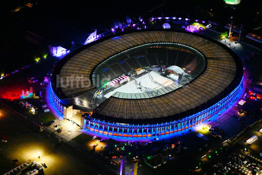 Berlin bei Nacht aus der Vogelperspektive: Nachtluftbild Vorbereitung Festival Lollapalooza Veranstaltung in der Arena des Stadion Olympiastadion in Berlin