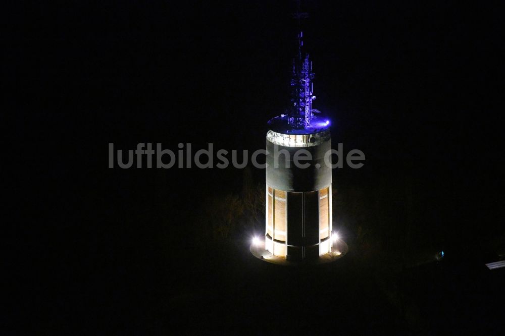 Nachtluftbild Pforzheim - Nachtluftbild Wasserturm und Funkturm und Sendeanlage auf der Kuppe des Bergmassives an der Wartbergallee in Pforzheim im Bundesland Baden-Württemberg, Deutschland