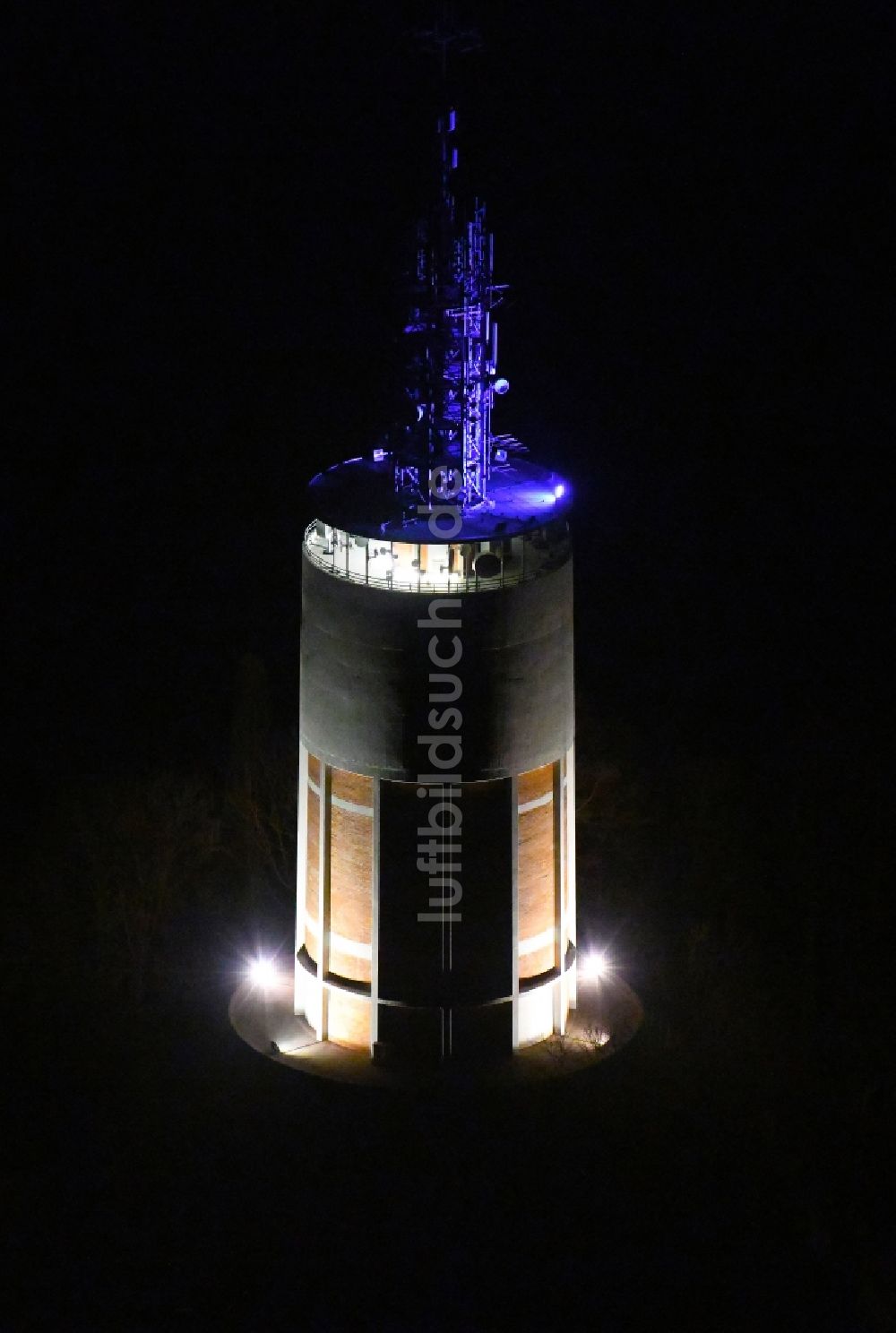 Nacht-Luftaufnahme Pforzheim - Nachtluftbild Wasserturm und Funkturm und Sendeanlage auf der Kuppe des Bergmassives an der Wartbergallee in Pforzheim im Bundesland Baden-Württemberg, Deutschland