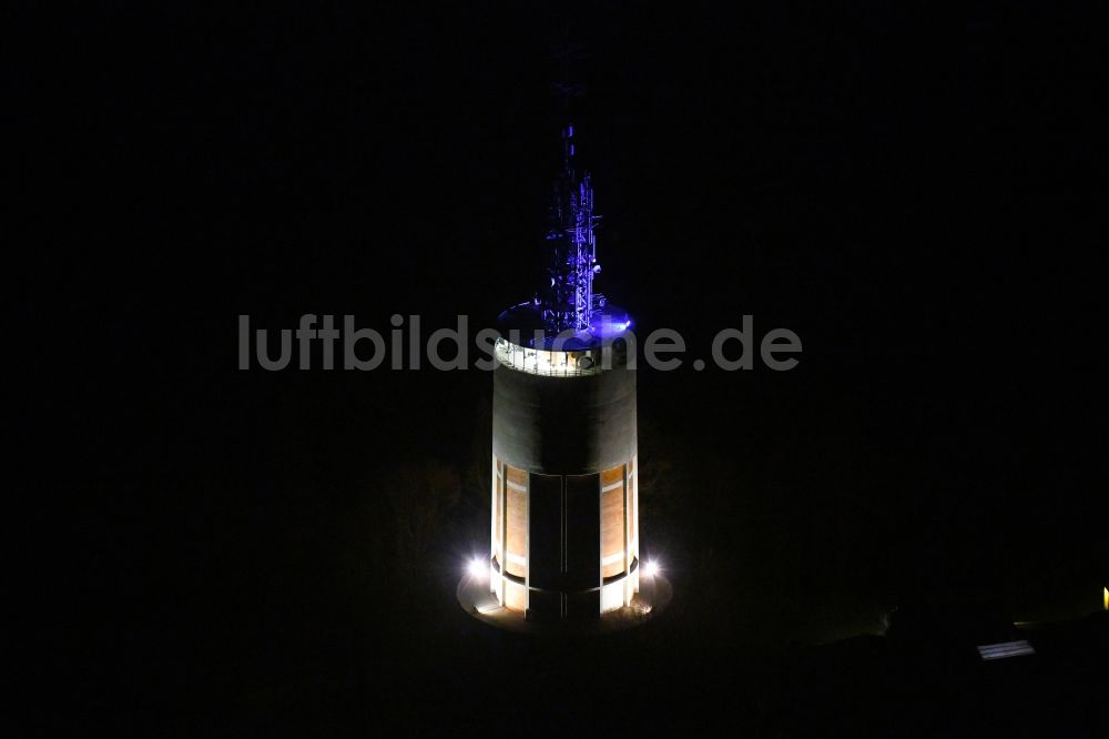 Pforzheim bei Nacht von oben - Nachtluftbild Wasserturm und Funkturm und Sendeanlage auf der Kuppe des Bergmassives an der Wartbergallee in Pforzheim im Bundesland Baden-Württemberg, Deutschland