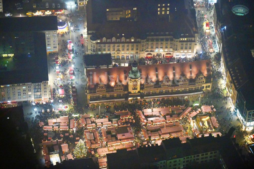 Nachtluftbild Leipzig - Nachtluftbild Weihnachtsmarkt am Gebäude der Stadtverwaltung - Rathaus am Marktplatz in Leipzig im Bundesland Sachsen, Deutschland