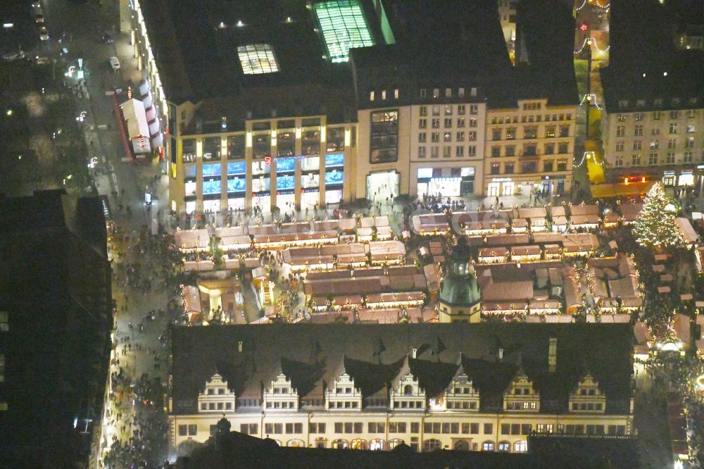 Nacht-Luftaufnahme Leipzig - Nachtluftbild Weihnachtsmarkt am Gebäude der Stadtverwaltung - Rathaus am Marktplatz in Leipzig im Bundesland Sachsen, Deutschland