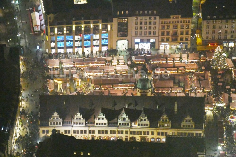 Leipzig bei Nacht von oben - Nachtluftbild Weihnachtsmarkt am Gebäude der Stadtverwaltung - Rathaus am Marktplatz in Leipzig im Bundesland Sachsen, Deutschland
