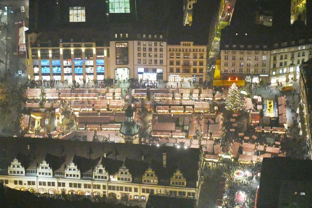 Leipzig bei Nacht aus der Vogelperspektive: Nachtluftbild Weihnachtsmarkt am Gebäude der Stadtverwaltung - Rathaus am Marktplatz in Leipzig im Bundesland Sachsen, Deutschland