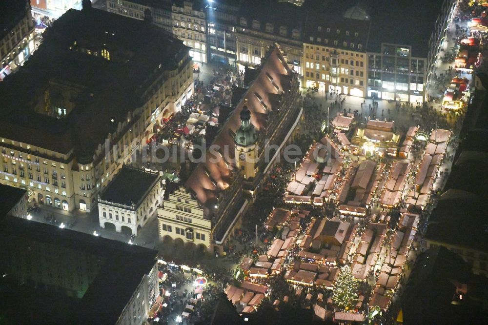 Nacht-Luftaufnahme Leipzig - Nachtluftbild Weihnachtsmarkt am Gebäude der Stadtverwaltung - Rathaus am Marktplatz in Leipzig im Bundesland Sachsen, Deutschland