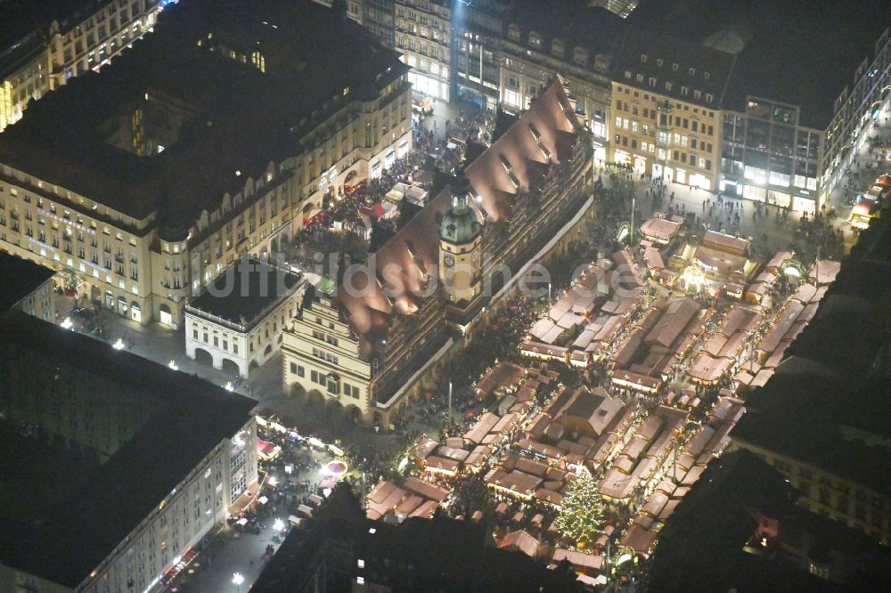 Leipzig bei Nacht von oben - Nachtluftbild Weihnachtsmarkt am Gebäude der Stadtverwaltung - Rathaus am Marktplatz in Leipzig im Bundesland Sachsen, Deutschland