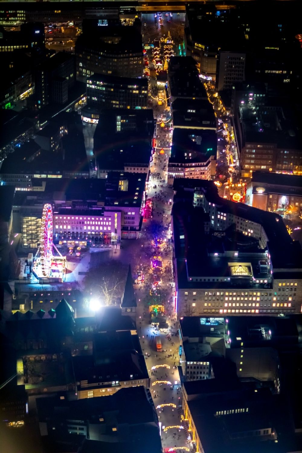 Nacht-Luftaufnahme Essen - Nachtluftbild Weihnachtsmarkt- Veranstaltungsgelände in Essen im Bundesland Nordrhein-Westfalen, Deutschland