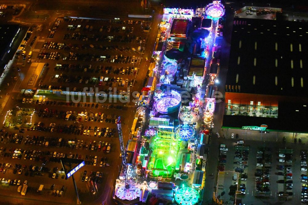 Nacht-Luftaufnahme Berlin - Nachtluftbild Weihnachtsmarkt- Veranstaltungsgelände an der Landsberger Allee im Ortsteil Lichtenberg in Berlin, Deutschland