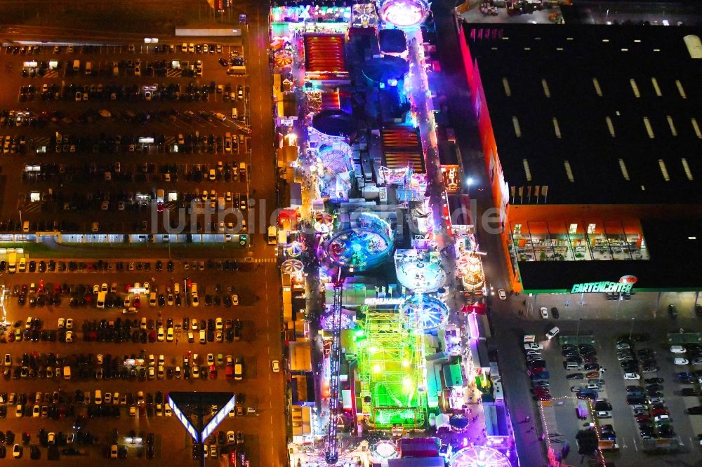 Nacht-Luftaufnahme Berlin - Nachtluftbild Weihnachtsmarkt- Veranstaltungsgelände an der Landsberger Allee im Ortsteil Lichtenberg in Berlin, Deutschland