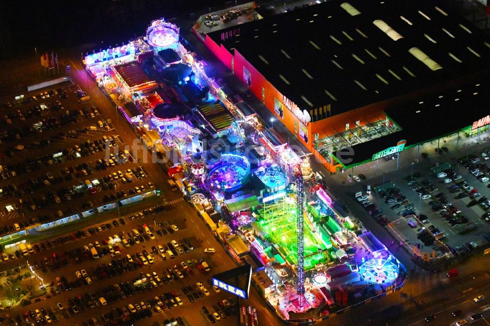 Berlin bei Nacht von oben - Nachtluftbild Weihnachtsmarkt- Veranstaltungsgelände an der Landsberger Allee im Ortsteil Lichtenberg in Berlin, Deutschland