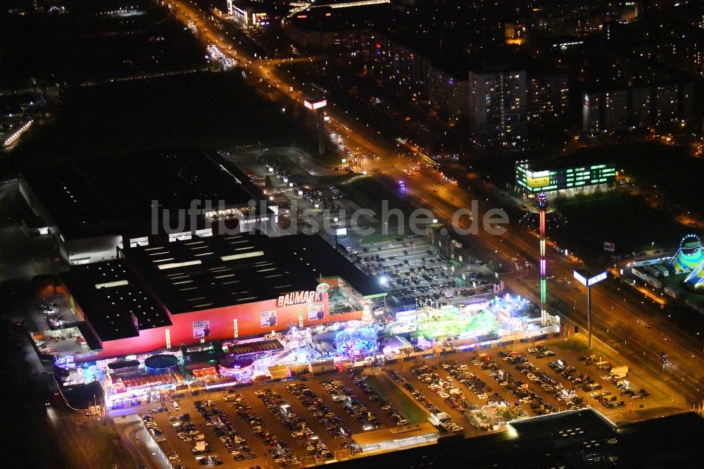 Berlin bei Nacht aus der Vogelperspektive: Nachtluftbild Weihnachtsmarkt- Veranstaltungsgelände an der Landsberger Allee im Ortsteil Lichtenberg in Berlin, Deutschland