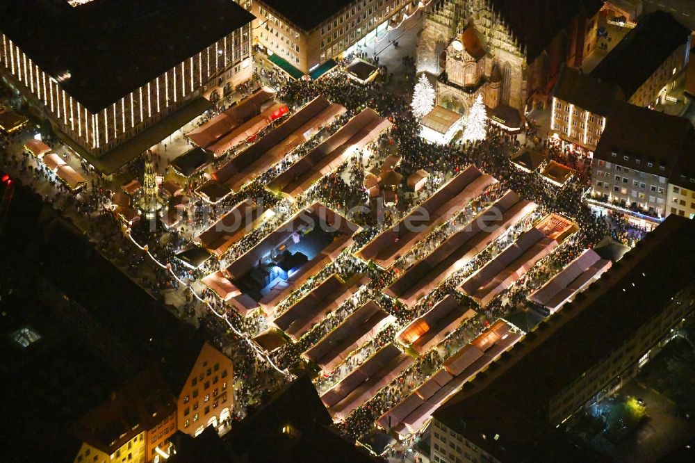 Nürnberg bei Nacht aus der Vogelperspektive: Nachtluftbild Weihnachtsmarkt- Veranstaltungsgelände auf dem Nürnberger Hauptmarkt in Nürnberg im Bundesland Bayern, Deutschland