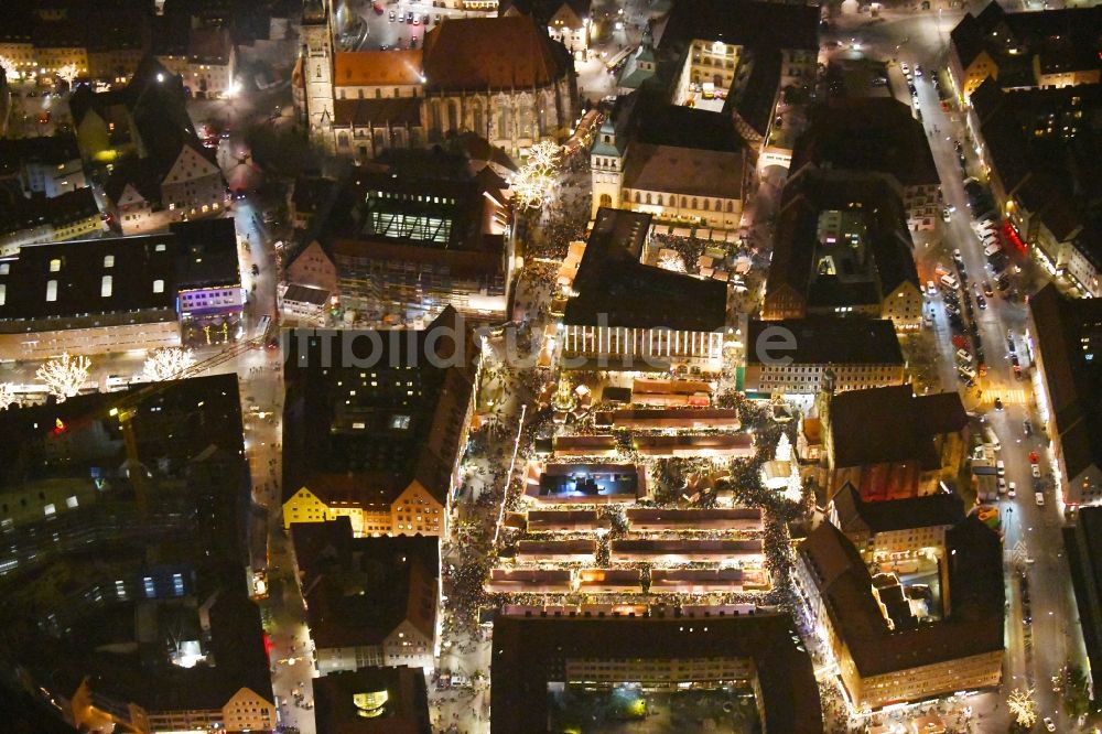 Nachtluftbild Nürnberg - Nachtluftbild Weihnachtsmarkt- Veranstaltungsgelände auf dem Nürnberger Hauptmarkt in Nürnberg im Bundesland Bayern, Deutschland