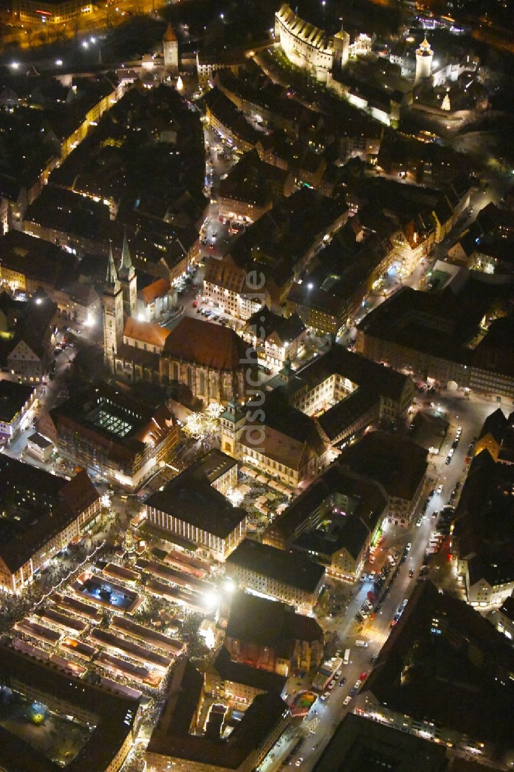 Nürnberg bei Nacht aus der Vogelperspektive: Nachtluftbild Weihnachtsmarkt- Veranstaltungsgelände auf dem Nürnberger Hauptmarkt in Nürnberg im Bundesland Bayern, Deutschland