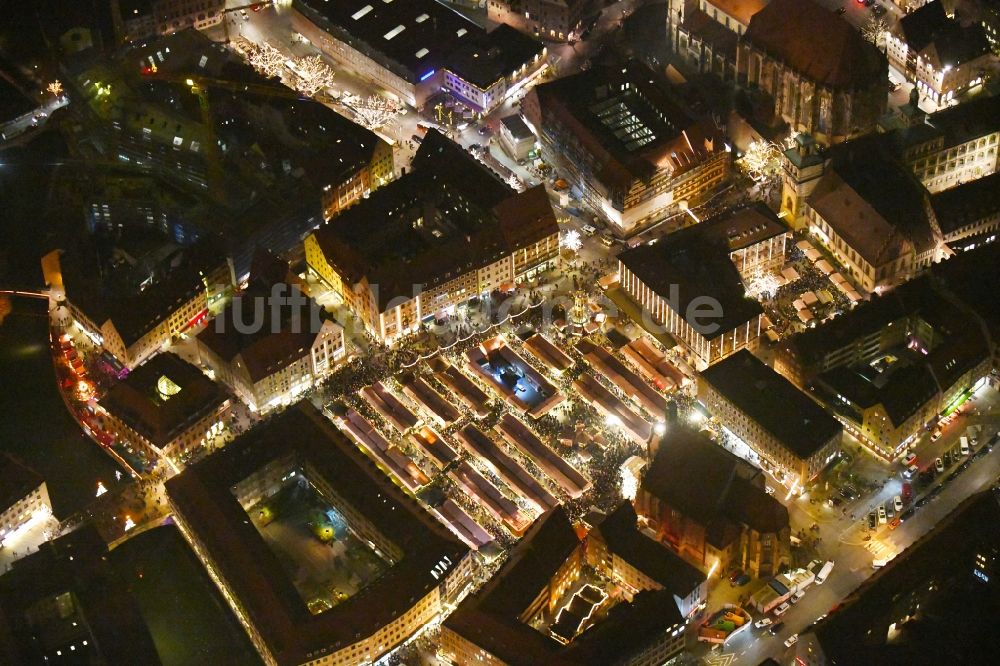 Nachtluftbild Nürnberg - Nachtluftbild Weihnachtsmarkt- Veranstaltungsgelände auf dem Nürnberger Hauptmarkt in Nürnberg im Bundesland Bayern, Deutschland