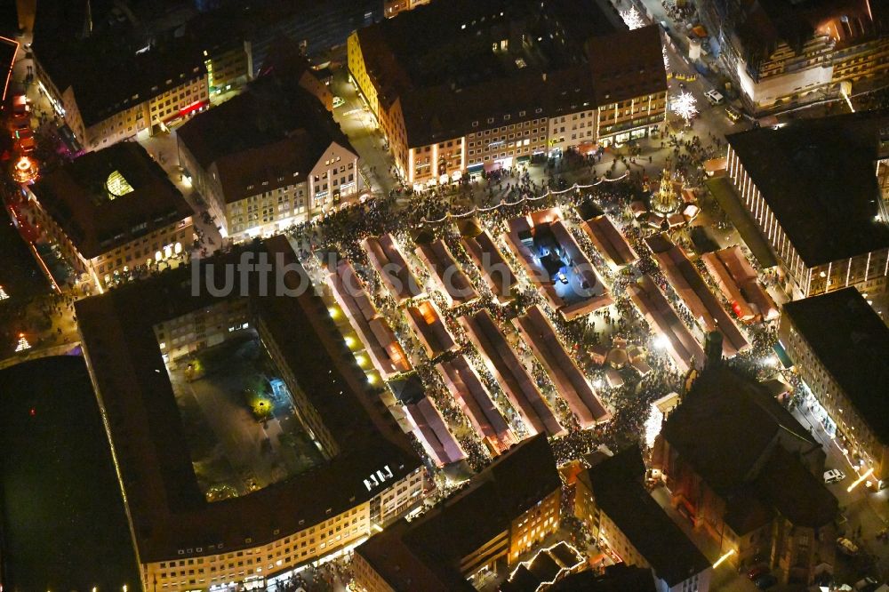 Nacht-Luftaufnahme Nürnberg - Nachtluftbild Weihnachtsmarkt- Veranstaltungsgelände auf dem Nürnberger Hauptmarkt in Nürnberg im Bundesland Bayern, Deutschland