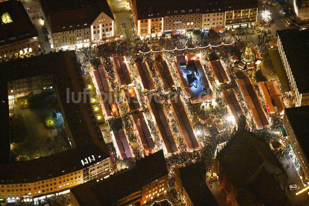 Nürnberg bei Nacht von oben - Nachtluftbild Weihnachtsmarkt- Veranstaltungsgelände auf dem Nürnberger Hauptmarkt in Nürnberg im Bundesland Bayern, Deutschland