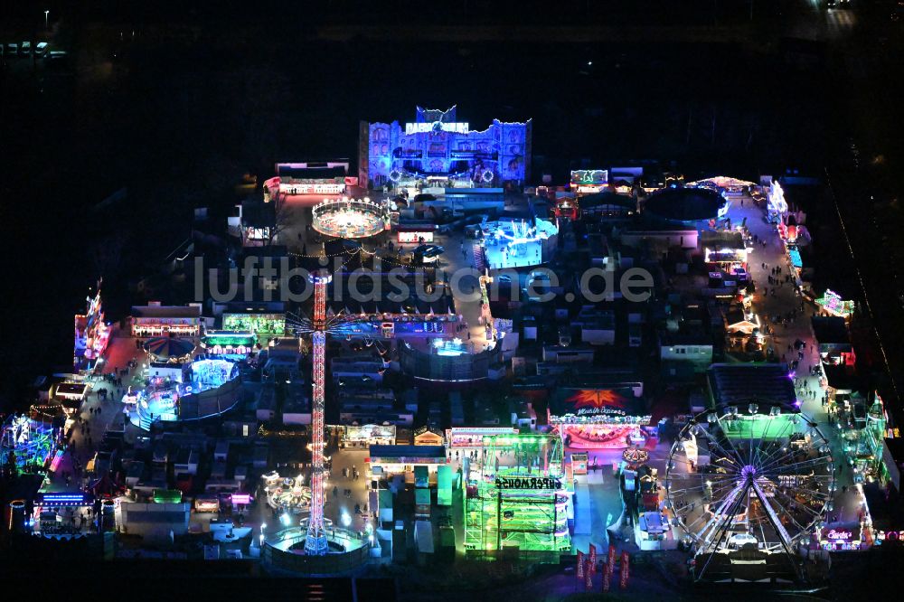 Berlin bei Nacht aus der Vogelperspektive: Nachtluftbild Weihnachtsmarkt- Veranstaltungsgelände im Ortsteil Lichtenberg in Berlin, Deutschland
