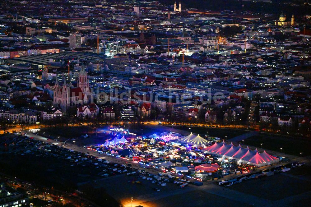 München bei Nacht von oben - Nachtluftbild Weihnachtsmarkt- Veranstaltungsgelände auf der Theresienwiese in München im Bundesland Bayern, Deutschland