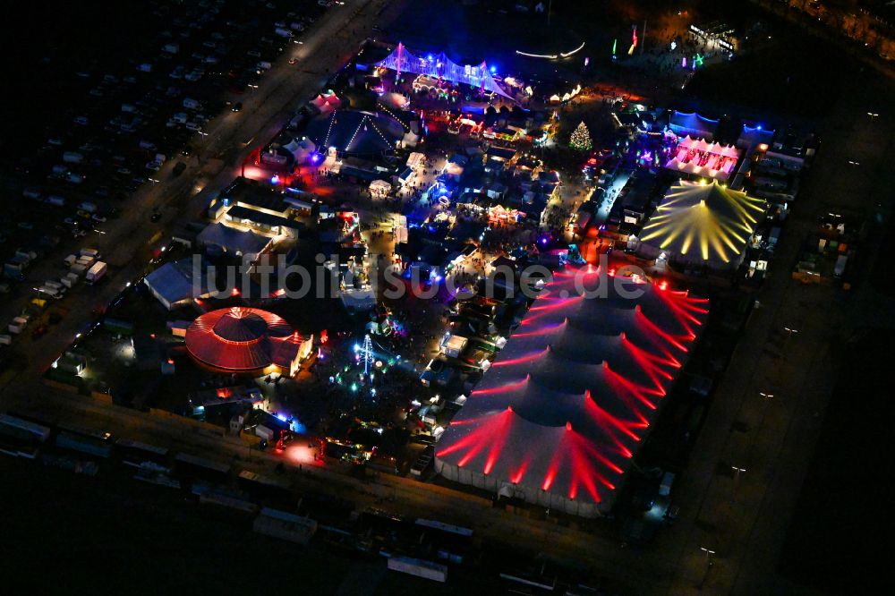 Nacht-Luftaufnahme München - Nachtluftbild Weihnachtsmarkt- Veranstaltungsgelände auf der Theresienwiese in München im Bundesland Bayern, Deutschland