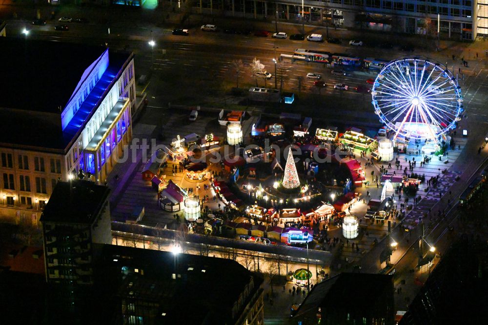 Leipzig bei Nacht von oben - Nachtluftbild Weihnachtsmarkt- Veranstaltungsgelände und Verkaufs- Hütten und Buden am Augustusplatz in Leipzig im Bundesland Sachsen, Deutschland