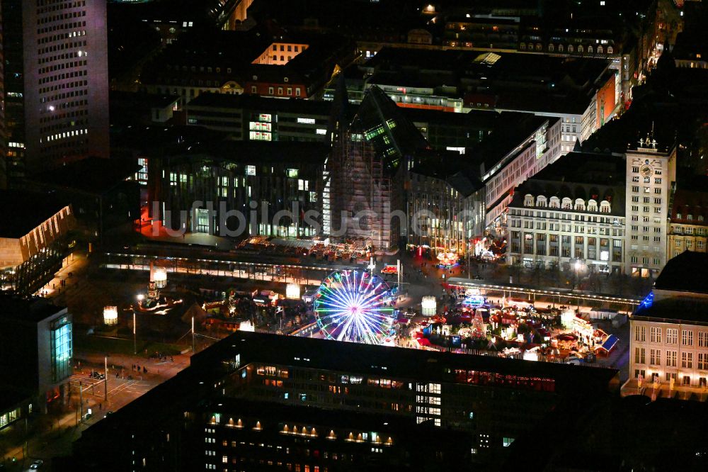 Nachtluftbild Leipzig - Nachtluftbild Weihnachtsmarkt- Veranstaltungsgelände und Verkaufs- Hütten und Buden am Augustusplatz in Leipzig im Bundesland Sachsen, Deutschland