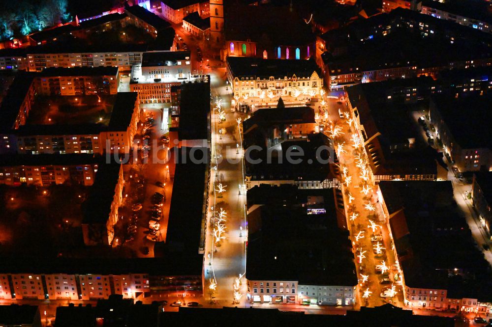 Nacht-Luftaufnahme Bernau - Nachtluftbild Weihnachtsmarkt- Veranstaltungsgelände und Verkaufs- Hütten und Buden in Bernau im Bundesland Brandenburg, Deutschland