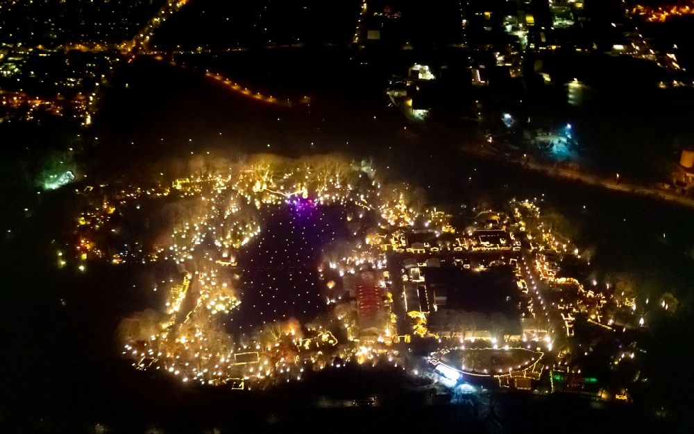 Nacht-Luftaufnahme Dortmund - Nachtluftbild Weihnachtsmarkt- Veranstaltungsgelände und Verkaufs- Hütten und Buden im Fredenbaumpark in Dortmund im Bundesland Nordrhein-Westfalen, Deutschland