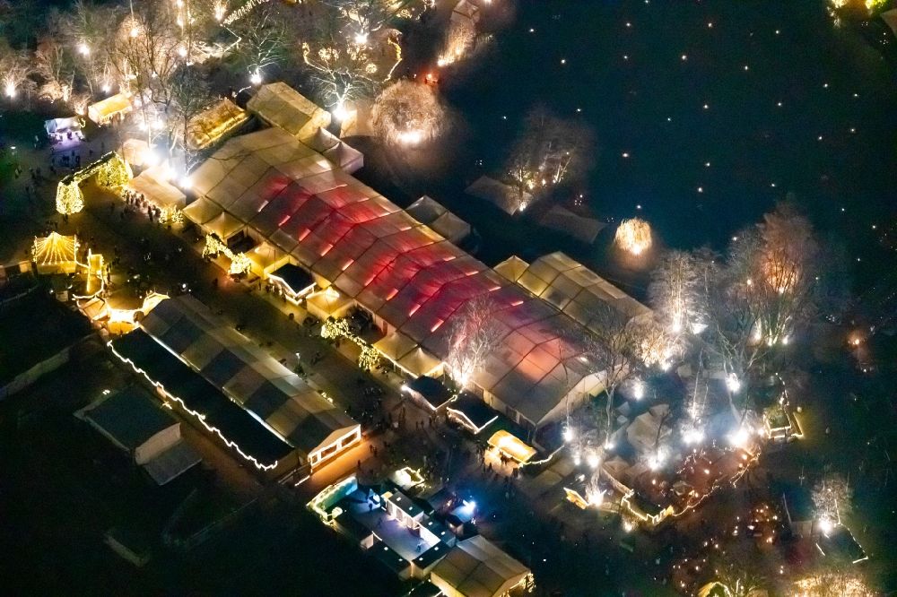 Nachtluftbild Dortmund - Nachtluftbild Weihnachtsmarkt- Veranstaltungsgelände und Verkaufs- Hütten und Buden im Fredenbaumpark in Dortmund im Bundesland Nordrhein-Westfalen, Deutschland
