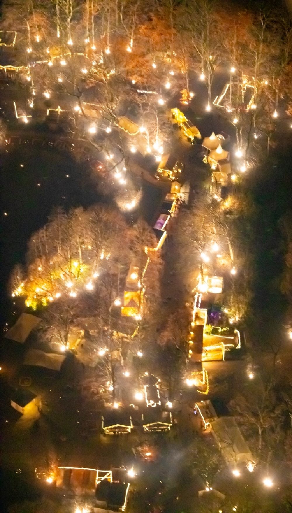 Nachtluftbild Dortmund - Nachtluftbild Weihnachtsmarkt- Veranstaltungsgelände und Verkaufs- Hütten und Buden im Fredenbaumpark in Dortmund im Bundesland Nordrhein-Westfalen, Deutschland