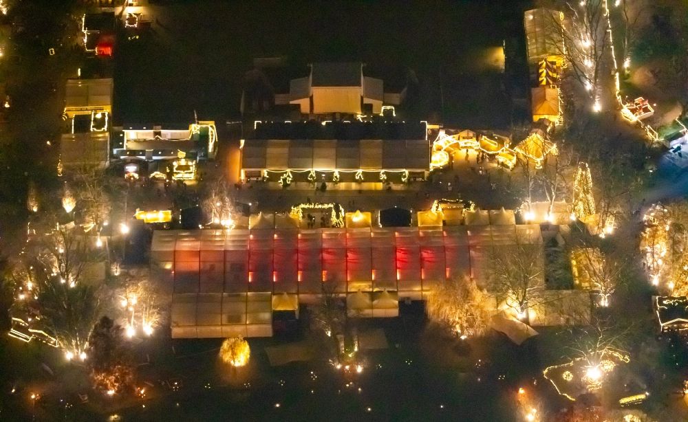 Nacht-Luftaufnahme Dortmund - Nachtluftbild Weihnachtsmarkt- Veranstaltungsgelände und Verkaufs- Hütten und Buden im Fredenbaumpark in Dortmund im Bundesland Nordrhein-Westfalen, Deutschland