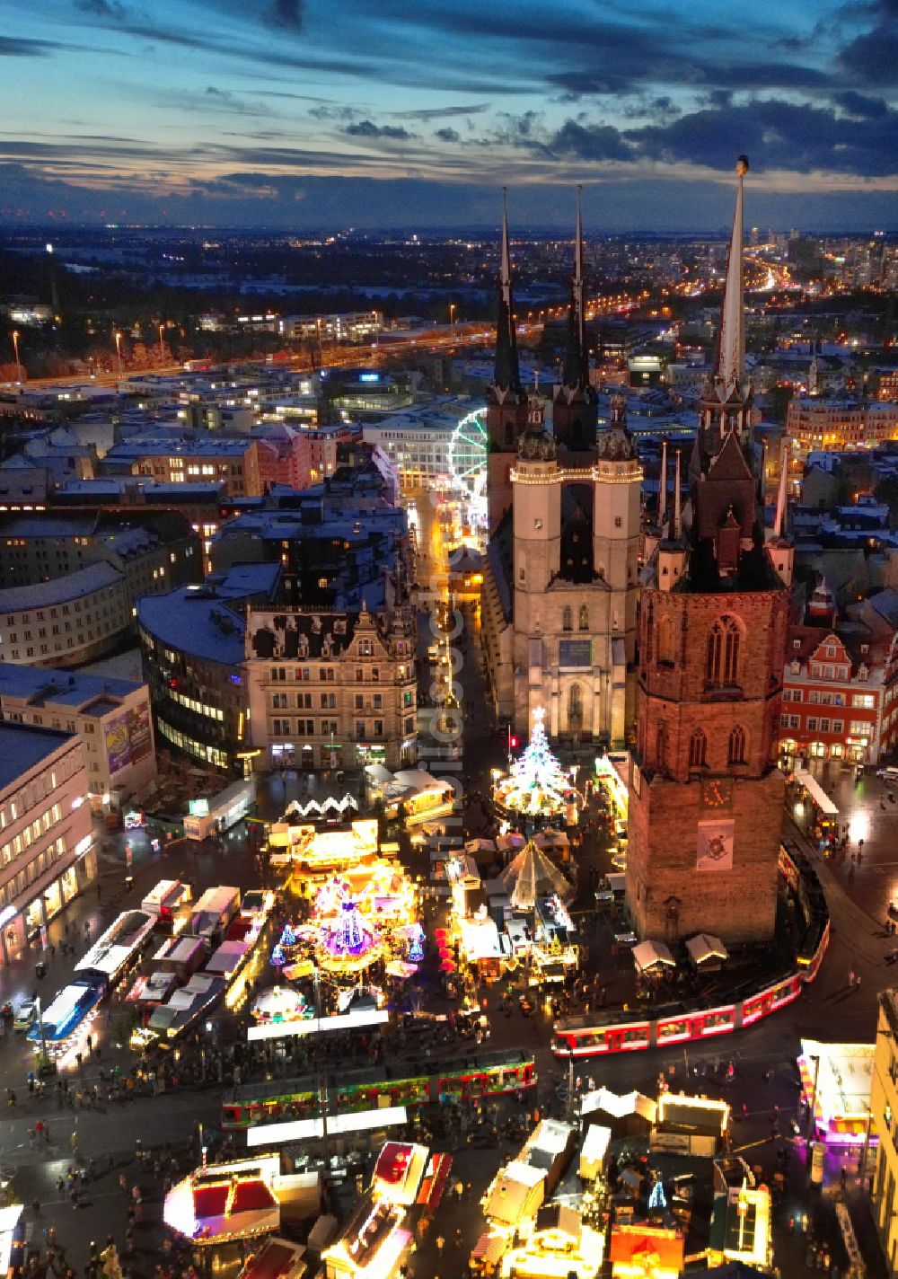 Halle (Saale) bei Nacht von oben - Nachtluftbild Weihnachtsmarkt- Veranstaltungsgelände und Verkaufs- Hütten und Buden in Halle (Saale) im Bundesland Sachsen-Anhalt, Deutschland
