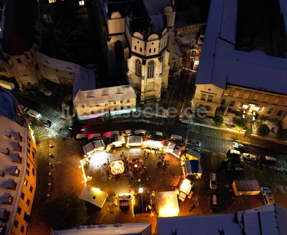 Halle (Saale) bei Nacht von oben - Nachtluftbild Weihnachtsmarkt- Veranstaltungsgelände und Verkaufs- Hütten und Buden in Halle (Saale) im Bundesland Sachsen-Anhalt, Deutschland