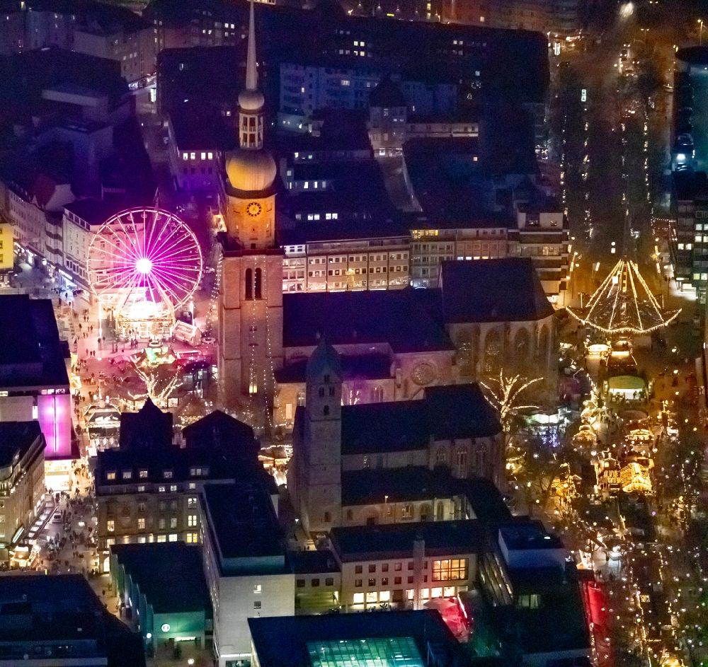 Nacht-Luftaufnahme Dortmund - Nachtluftbild Weihnachtsmarkt- Veranstaltungsgelände und Verkaufs- Hütten und Buden am Hansaplatz in Dortmund im Bundesland Nordrhein-Westfalen, Deutschland