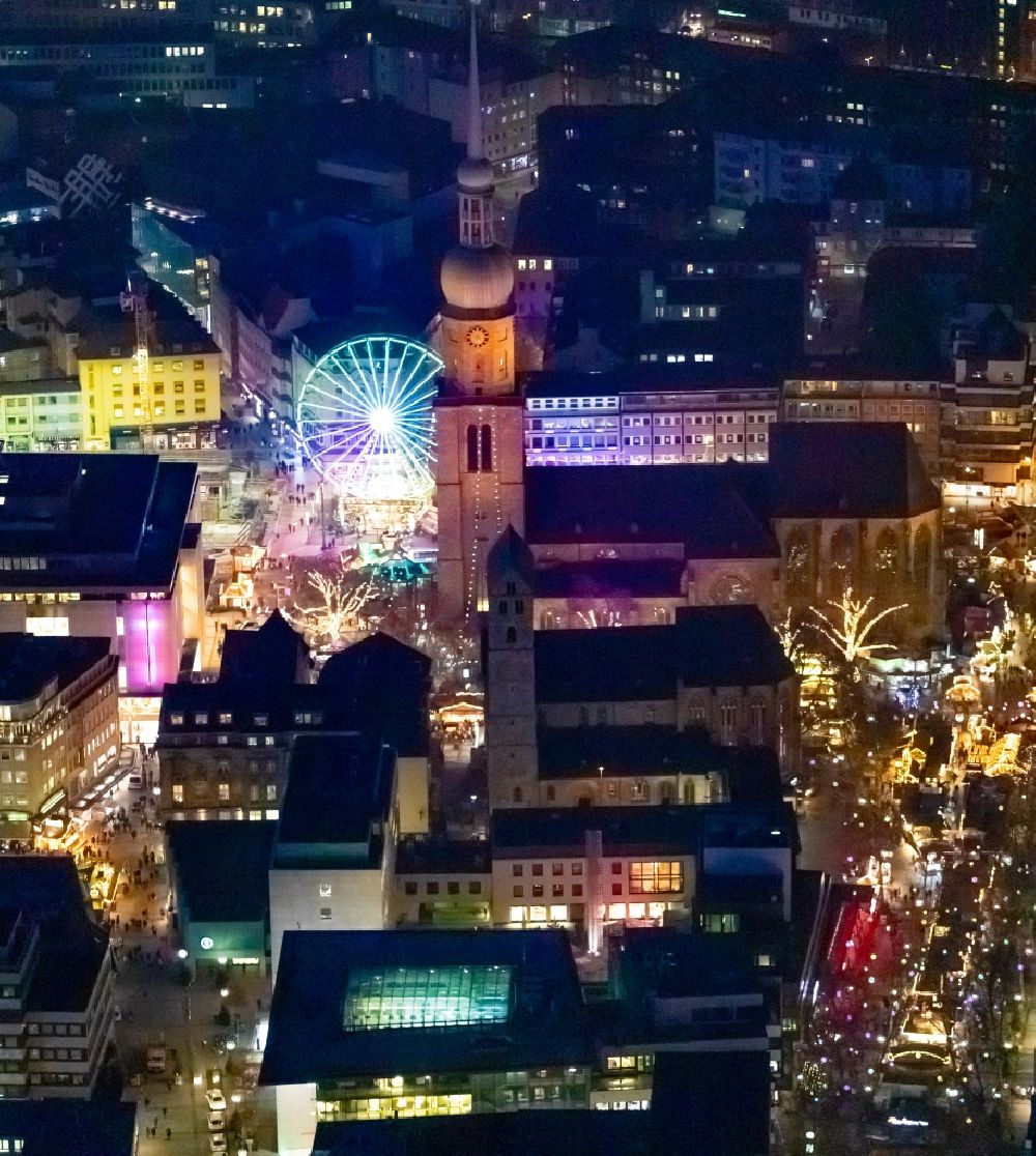 Dortmund bei Nacht von oben - Nachtluftbild Weihnachtsmarkt- Veranstaltungsgelände und Verkaufs- Hütten und Buden am Hansaplatz in Dortmund im Bundesland Nordrhein-Westfalen, Deutschland