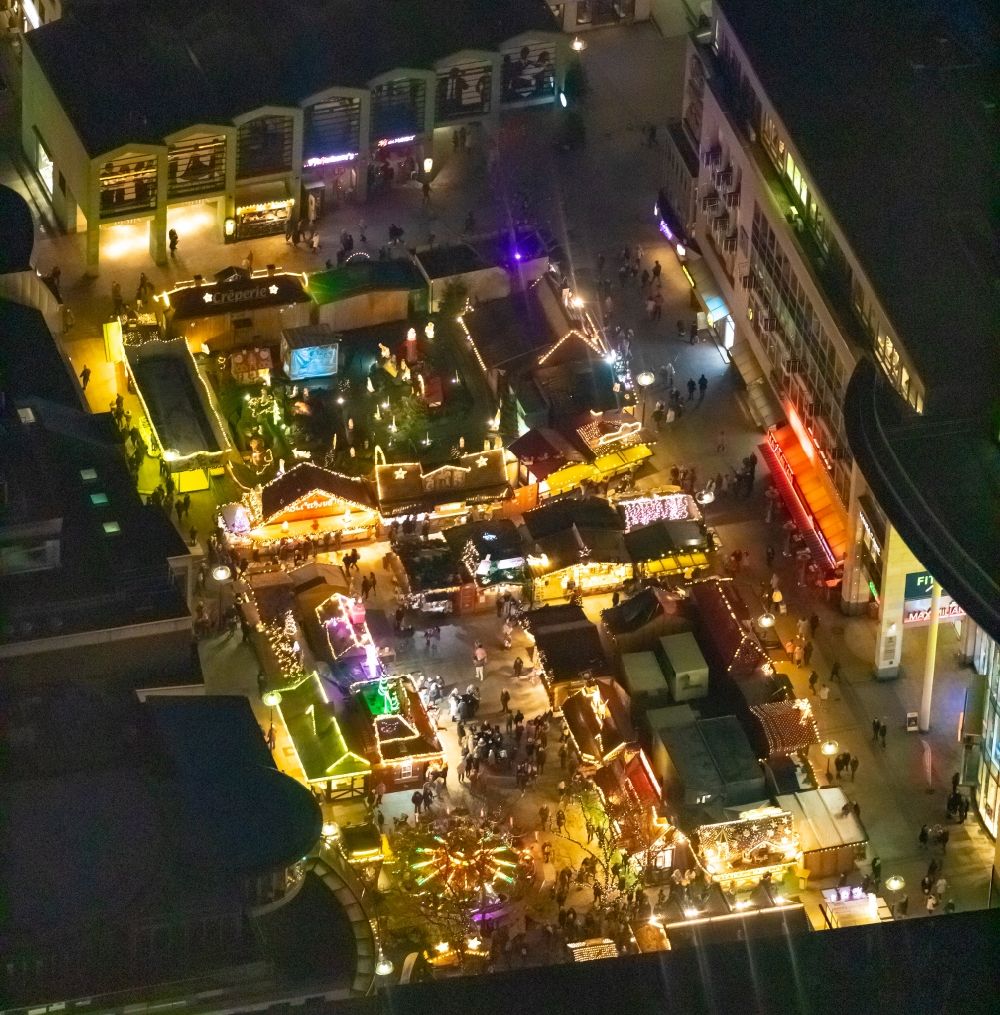 Dortmund bei Nacht von oben - Nachtluftbild Weihnachtsmarkt- Veranstaltungsgelände und Verkaufs- Hütten und Buden am Hansaplatz in Dortmund im Bundesland Nordrhein-Westfalen, Deutschland